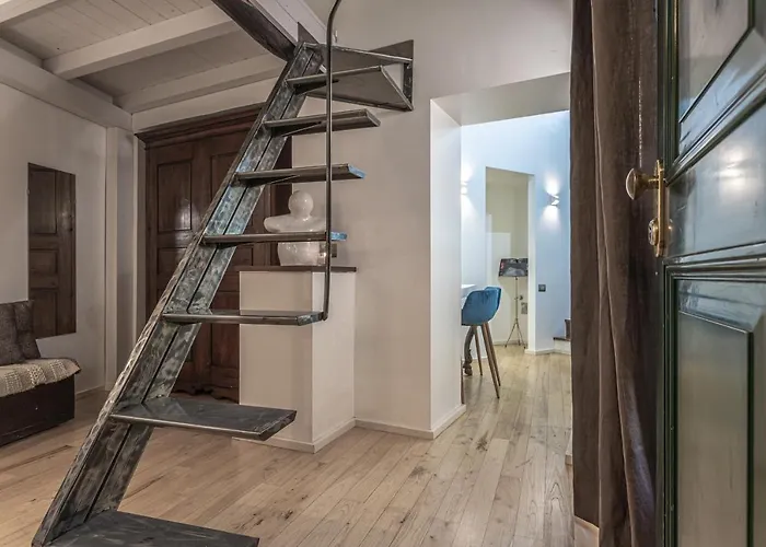Lucrezia - Close To Piazza Navona *