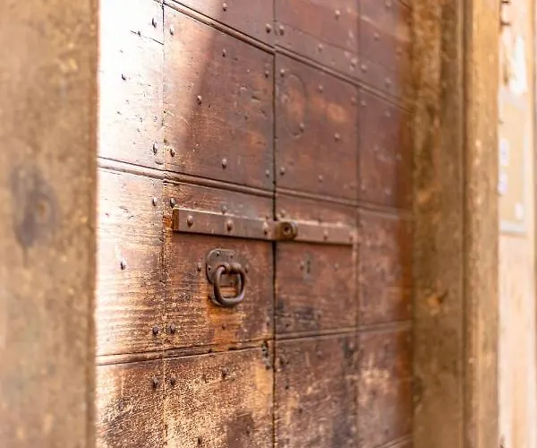 Lucrezia - Close To Piazza Navona *