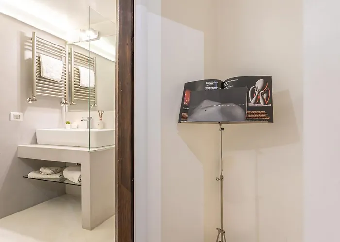 Lucrezia - Close To Piazza Navona * Roma