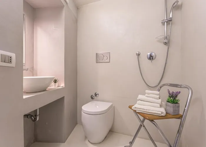Lucrezia - Close To Piazza Navona *